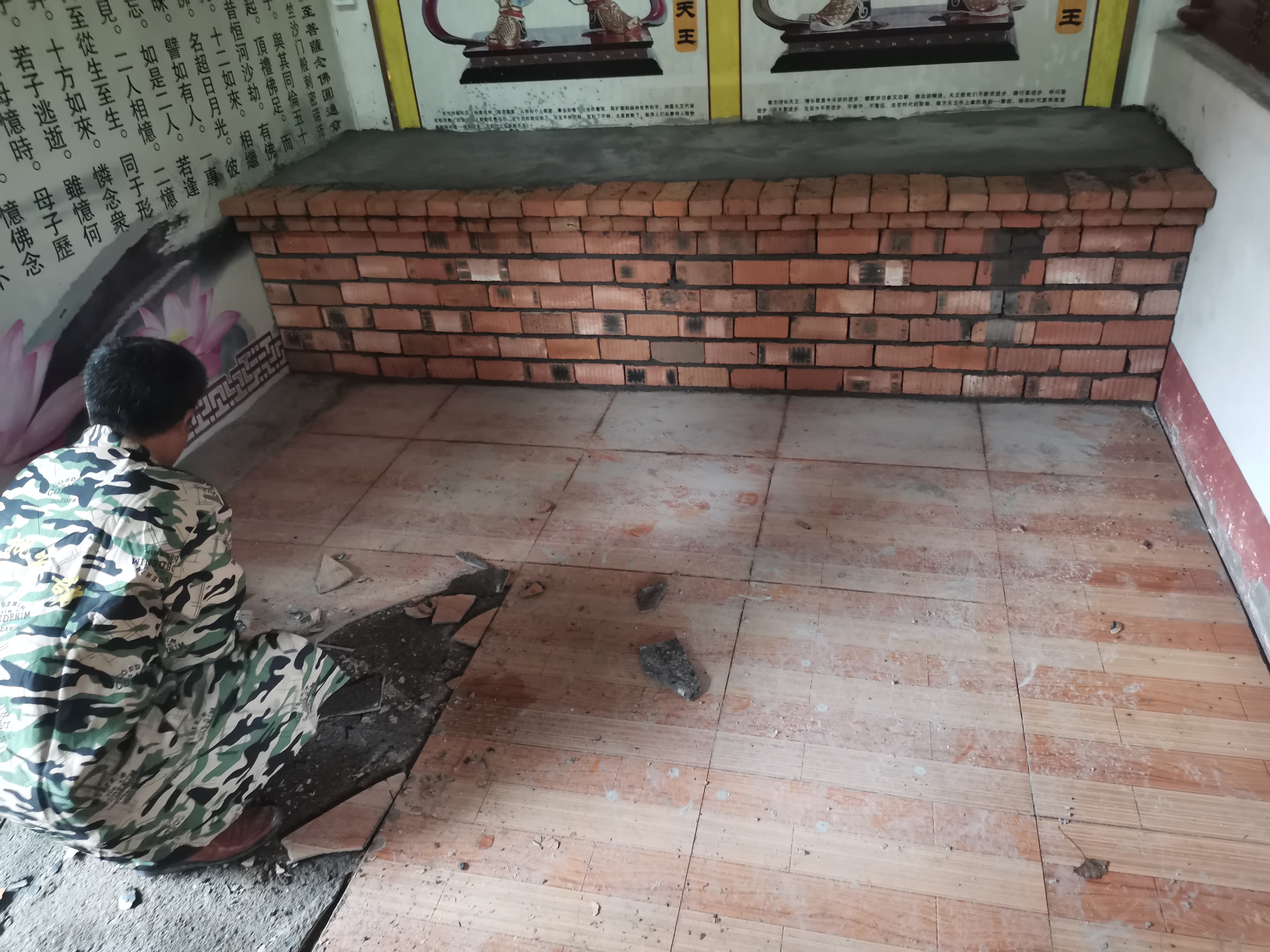 98彩天王殿铺设地砖及牌匾贴金